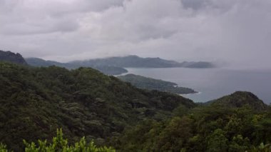 Dağın zirvesine bulutlu yağmurlu havalarda adada yeşil dağ beyaz bulutlar altında gizlidir.