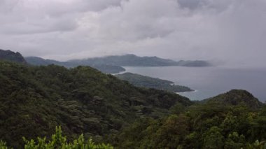 Dağın zirvesine bulutlu yağmurlu havalarda adada yeşil dağ beyaz bulutlar altında gizlidir.