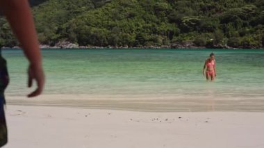 Genç anne ve oğlu bir güneşli yaz günde yüzmeyi lagün temiz turkuaz su içine gitmek.