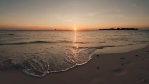 Nádherný západ slunce na Maledivách. — Stock video