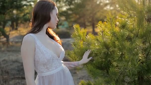 Piękna dziewczyna w białej sukni stwarzających w aparacie. — Wideo stockowe
