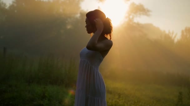 Belle fille en robe blanche posant sur la caméra . — Video