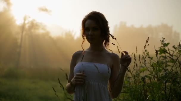 Hermosa chica en vestido blanco posando en la cámara . — Vídeo de stock