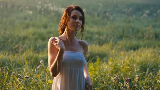 Hermosa chica en vestido blanco posando en la cámara . — Vídeos de Stock