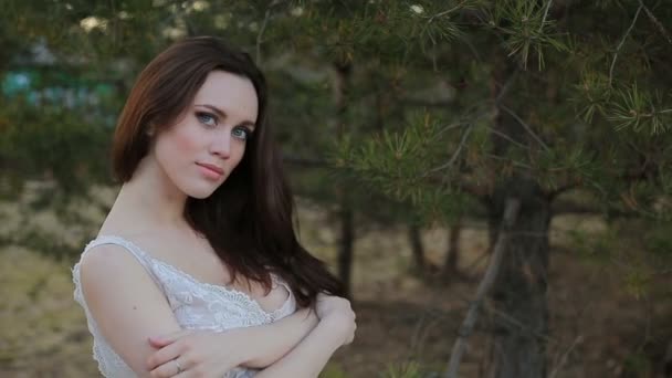 Krásná dívka v bílých šatech na kameře. — Stock video