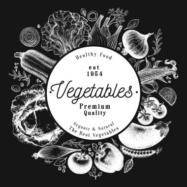 Sebzeler tebeşir tahtası üzerinde çizilmiş vektör çizim ver. Retro oyulmuş tarzı gövde tasarımı. Menü, etiket, ambalaj, tarım Pazar ürünleri kullanmak olabilir.
