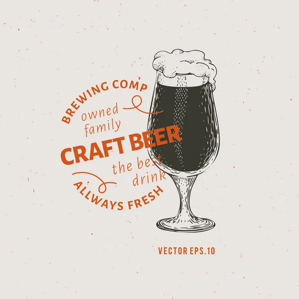 Modello logo birra. Illustrazione di vetro di birra disegnata a mano vettoriale. Design in stile vintage. Può essere utilizzato per la società birreria, birreria, pub, caffè, ristorante di birra . — Vettoriale Stock