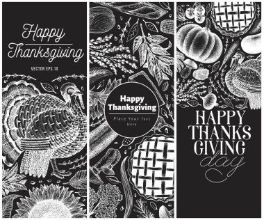 Üç mutlu Şükran günü tasarım şablonu kümesi. Tebeşir tahtası üzerinde çizilmiş çizimler vektör ver. Şükran günü kartı retro tarzında tebrik. Çerçeve hasat, sebze, hamur işi, pişirme ile. Sonbahar