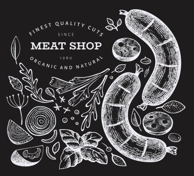 Tebeşir tahtasıüzerinde Vintage vektör et illüstrasyon. Elle çizilmiş sosis, baharat ve otlar. Gıda maddeleri. Retro çizim. Etiket, restoran menüsü için kullanılabilir.