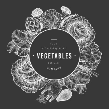 Yeşil sebze tasarım şablonu. Tebeşir tahtası üzerinde el çizilmiş vektör gıda illüstrasyon. Oyulmuş tarzı sebze çerçevesi. Retro botanik afiş.