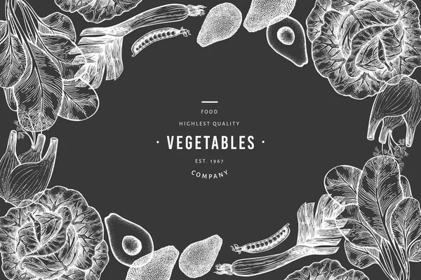 Design-Vorlage für grünes Gemüse. handgezeichnete Vektor-Illustration auf Kreidetafel. Gemüserahmen im gravierten Stil. Botanisches Retro-Banner. — Stockvektor