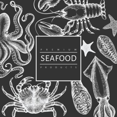 Deniz ürünleri tasarım şablonu. Tebeşirle çizilmiş el yapımı deniz ürünleri çizimi. İşlenmiş stil yemek afişi. Eski deniz hayvanları arka planı