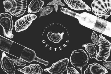 İstiridye ve şarap tasarım şablonu. Tebeşir tahtasında elle çizilmiş vektör çizimi. Deniz ürünleri afişi. Tasarım menüsü, ambalaj, tarifler, balık pazarı, deniz ürünleri ürünleri için kullanılabilir.