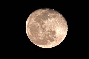 Siyah gece gökyüzünde dolunay 