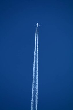 Kimyasal izlerle gökyüzünde uçan bir uçak. 