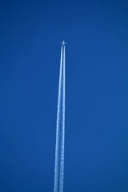 Kimyasal izlerle gökyüzünde uçan bir uçak. 