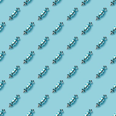 Mavi pastel arka planda mavi parlak Noel süsleri. Noel süsleri. Minimum bileşim, pürüzsüz kalıp arka plan. Noel ve Yeni Yıl konsepti. Üst manzara, düz uzanma