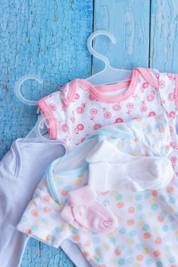 Yeni doğan ve çorap, en iyi görünüm için farklı giyim