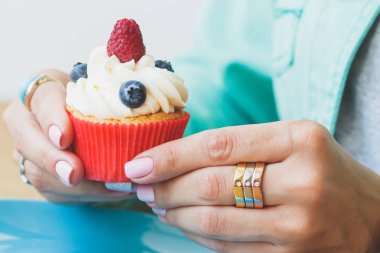 Çörek ellerini, yumuşak odak arka plan kadınla