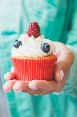 Çörek elinde, yumuşak odak arka plan kadınla