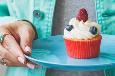 Çörek elinde, yumuşak odak arka plan kadınla