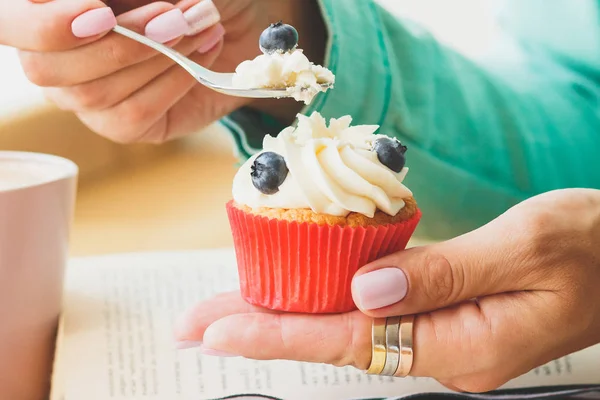 Çörek elinde, yumuşak odak arka plan kadınla