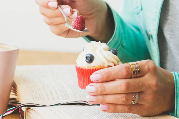 Femme Avec Cupcake Main Fond Soft Focus — Photo