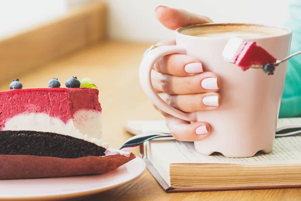 Femme Avec Une Tasse Cappuccino Morceau Dessert Sur Assiette Fond — Photo