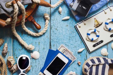 Çizgili ayakkabılarla, kamera ve deniz dekorasyon ahşap arka planda, üstten görünüm