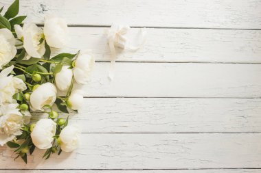 Beyaz peonies ve ahşap masa, üstten görünüm mevcut kutusunda buket