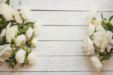 Eski Beyaz ahşap tahtalar, yumuşak odak arka plan, üstten görünüm beyaz peonies buket