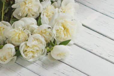 Eski Beyaz ahşap kurullarında, yumuşak odak arka plan beyaz peonies buket