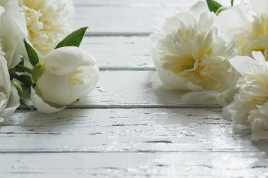 Eski Beyaz ahşap kurullarında, yumuşak odak arka plan beyaz peonies buket
