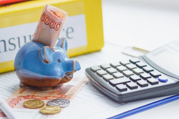 Sauberes Versicherungsformular Sparschwein Taschenrechner Und Geld Weicher Hintergrund — Stockfoto