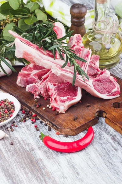 Carne Cruda Ingredientes Alimentarios Tablero Madera Fondo Enfoque Suave — Foto de Stock