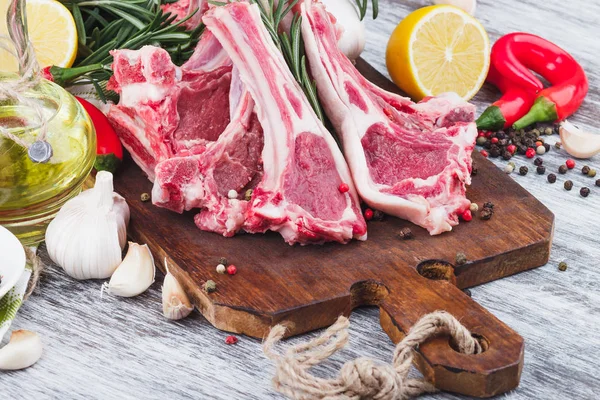 Carne Cruda Ingredientes Alimentarios Tablero Madera Fondo Enfoque Suave — Foto de Stock