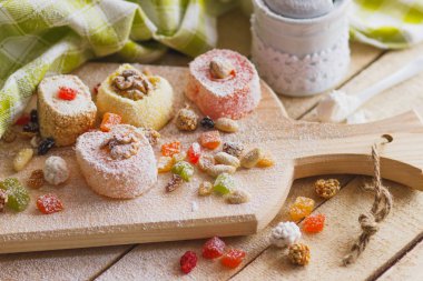 Meyve, fındık ve şeker tozu, yumuşak odak arka plan ile Doğu tatlılar