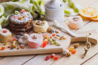 Meyve, fındık ve şeker tozu, yumuşak odak arka plan ile Doğu tatlılar