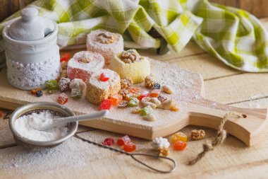 Meyve, fındık ve şeker tozu, yumuşak odak arka plan ile Doğu tatlılar