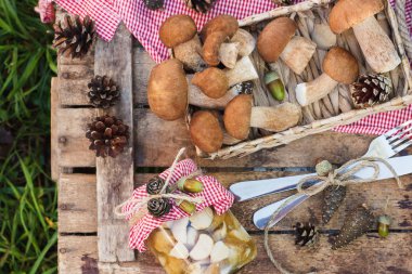 Çiğ beyaz mantar, çam kozalakları kuru süslemeleri ve Gümüş ahşap tablo