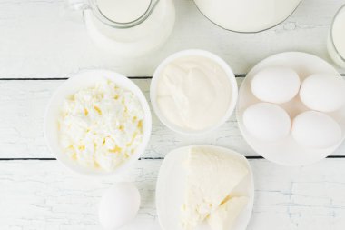 Beyaz ahşap arka plan, üstten görünüm üzerinde farklı süt ürünleri