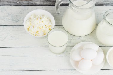 Beyaz ahşap arka plan, üstten görünüm üzerinde farklı süt ürünleri