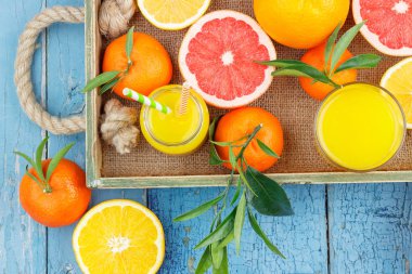 Farklı meyve ve taze portakal suyu, üstten görünüm ile cam