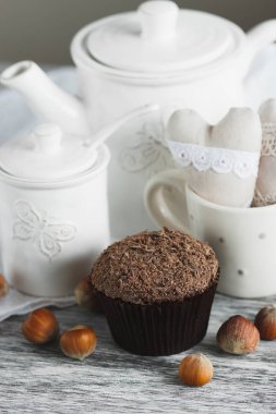 Su bardağı kakao ve şekerleme, kek ve farklı süslemeler, yumuşak odak arka plan ile