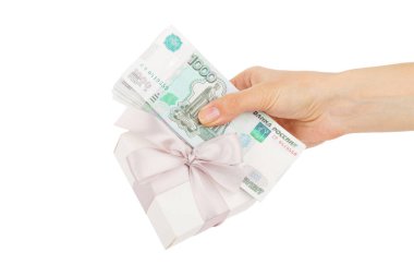 Üzerinde beyaz izole el Rus ruble ve hediye kutusu,
