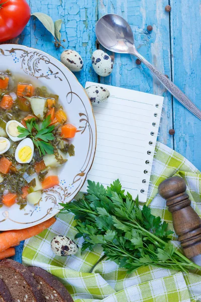 Piatto Con Zuppa Acetosa Pane Verdure Diverse Vista Dall Alto — Foto Stock