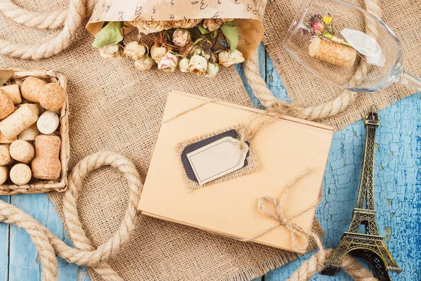 Kutusu, kuru çiçekler ve farklı süslemeler üzerinde mavi eski ahşap arka plan mevcut