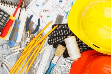 Ahşap arka planda farklı inşaat araçları