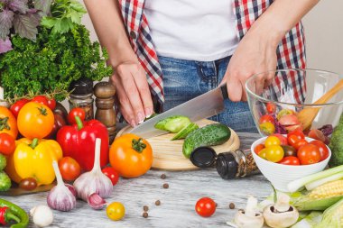 Kadın aşçılar mutfak, yumuşak odak arka plan at