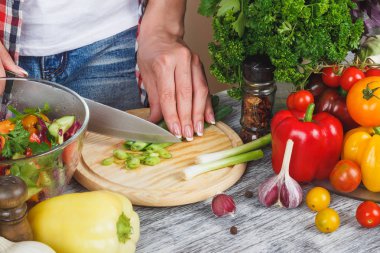 Kadın aşçılar mutfak, yumuşak odak arka plan at